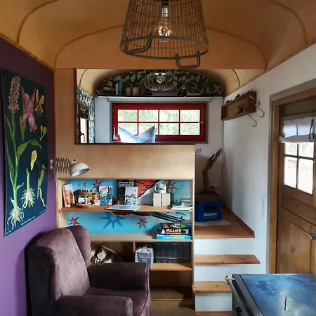 Benno Der Wagen - Kreativ Gestaltetes Tiny House Am Waldrand Nahezu Alleinlage Rennsteig Gruenes Band Pur Hund Willkommen Tettau
