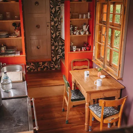 Benno Der Wagen - Kreativ Gestaltetes Tiny House Am Waldrand Nahezu Alleinlage Rennsteig Gruenes Band Pur Hund Willkommen * Tettau