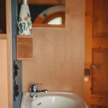 Benno Der Wagen - Kreativ Gestaltetes Tiny House Am Waldrand Nahezu Alleinlage Rennsteig Grünes Band Pur Hund Willkommen