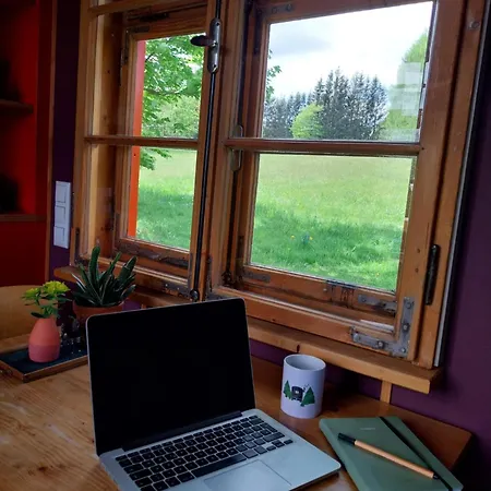 Benno Der Wagen - Kreativ Gestaltetes Tiny House Am Waldrand Nahezu Alleinlage Rennsteig Grünes Band Pur Hund Willkommen