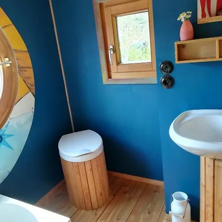 Holiday home Benno Der Wagen - Kreativ Gestaltetes Tiny House Am Waldrand Nahezu Alleinlage Rennsteig Gruenes Band Pur Hund Willkommen