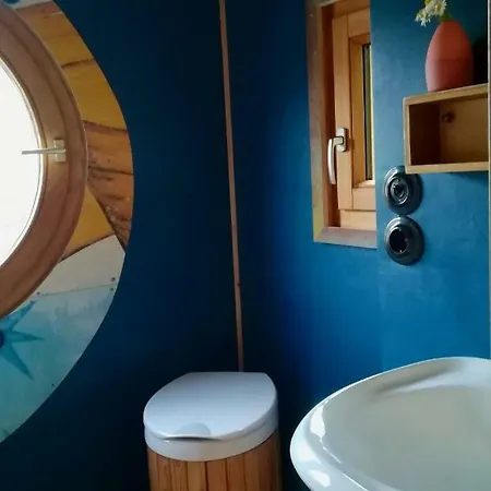 Benno Der Wagen - Kreativ Gestaltetes Tiny House Am Waldrand Nahezu Alleinlage Rennsteig Gruenes Band Pur Hund Willkommen *